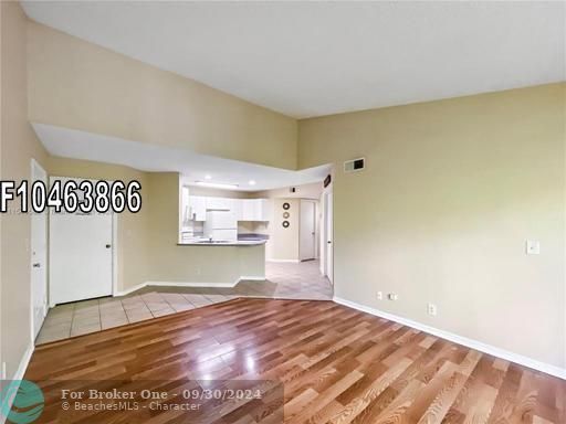 For Rent: $1,900 (2 beds, 1 baths, 1035 Square Feet)