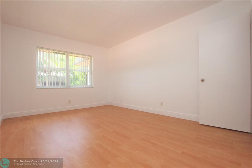 For Rent: $1,750 (1 beds, 1 baths, 900 Square Feet)