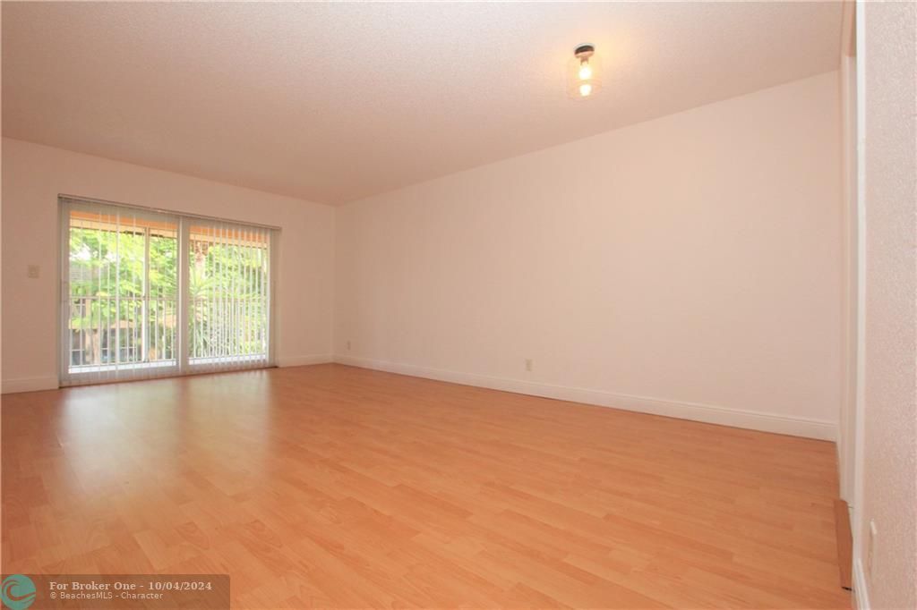 For Rent: $1,750 (1 beds, 1 baths, 900 Square Feet)