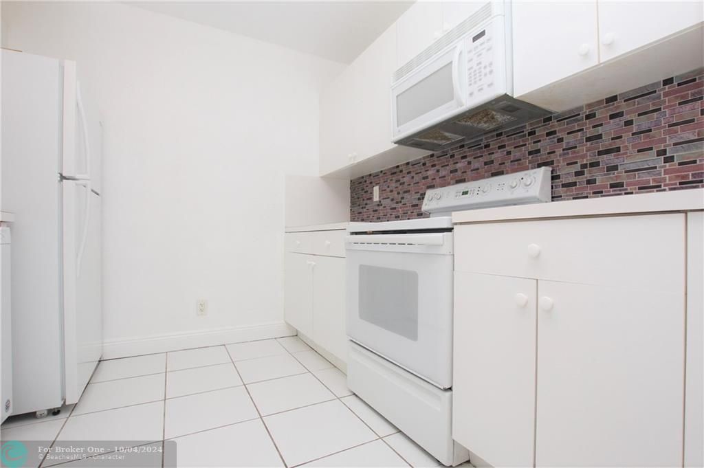 For Rent: $1,750 (1 beds, 1 baths, 900 Square Feet)