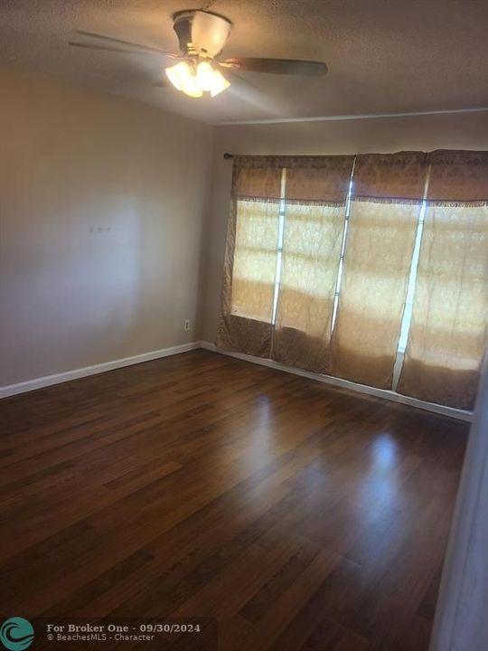 For Rent: $1,700 (1 beds, 1 baths, 960 Square Feet)