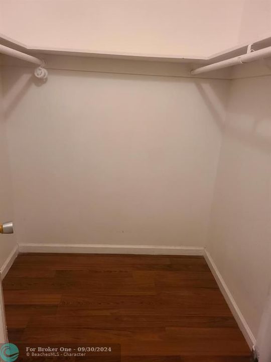 For Rent: $1,700 (1 beds, 1 baths, 960 Square Feet)