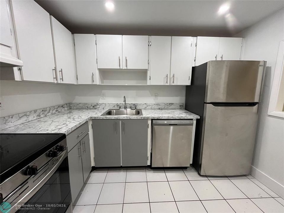 Active With Contract: $2,300 (2 beds, 1 baths, 840 Square Feet)