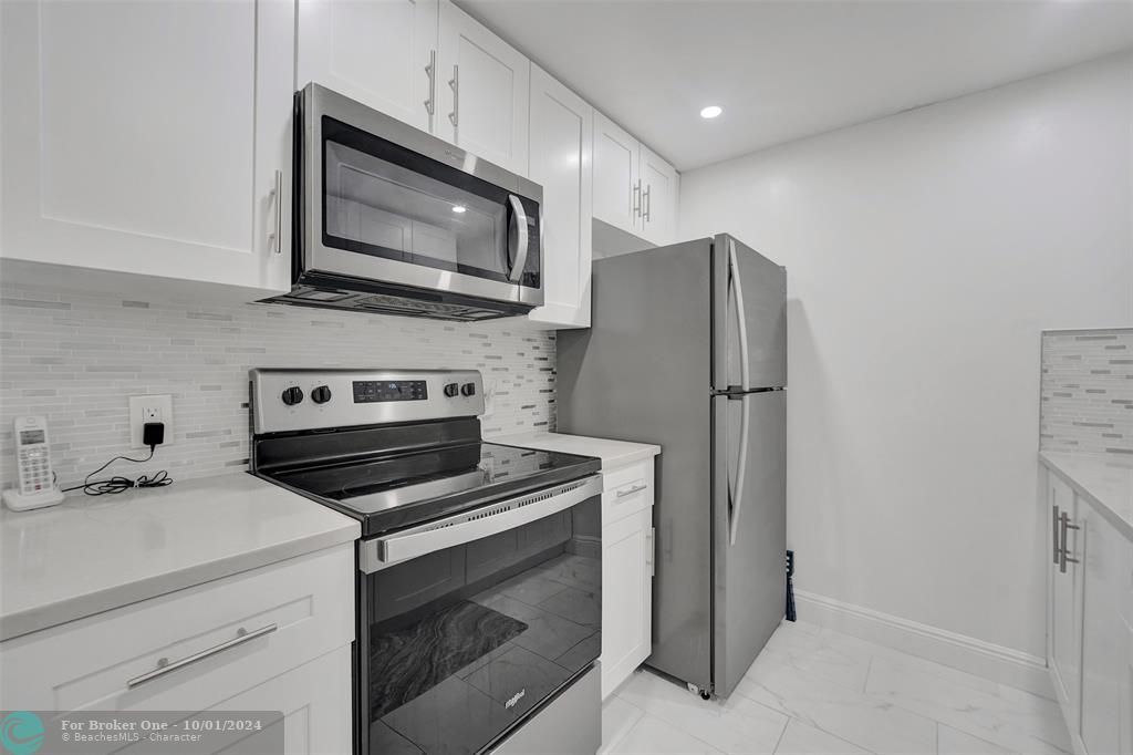 For Sale: $164,900 (1 beds, 1 baths, 808 Square Feet)