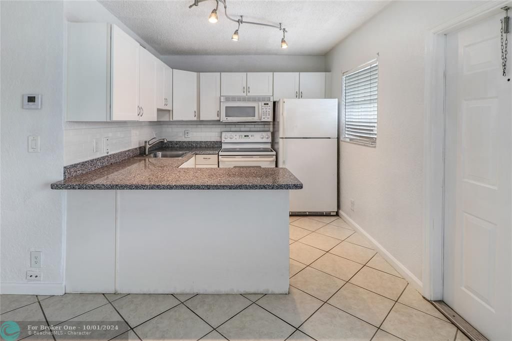 For Sale: $269,500 (2 beds, 1 baths, 614 Square Feet)