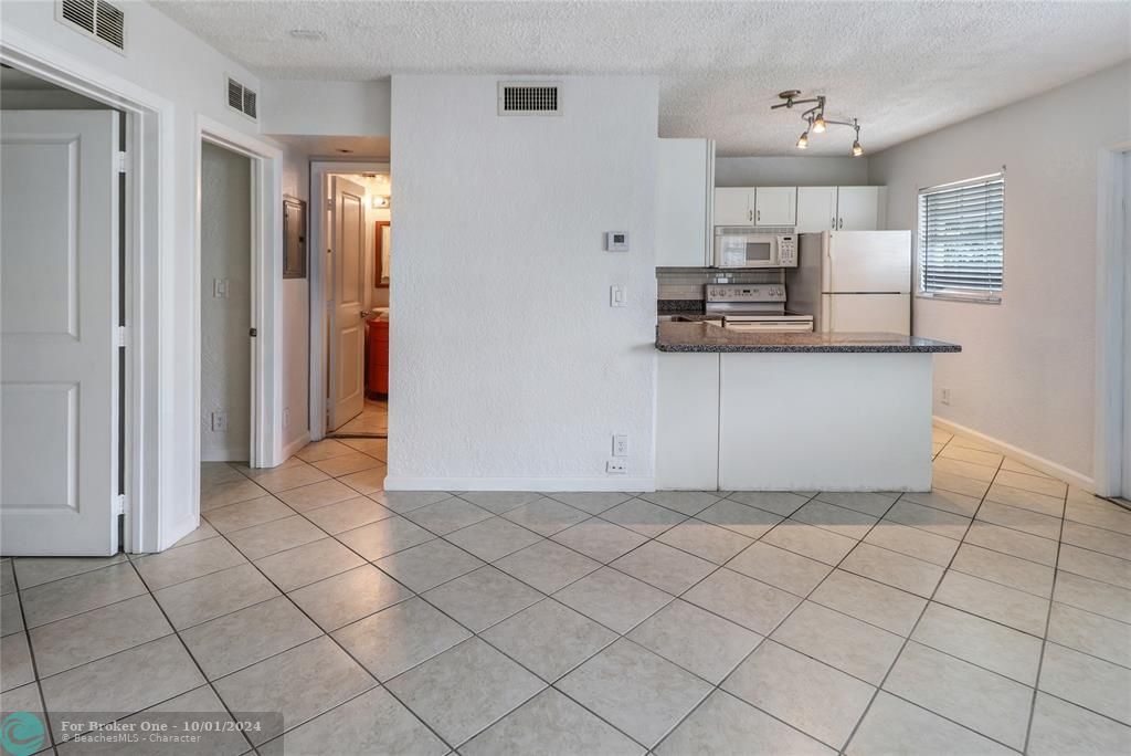 For Sale: $269,500 (2 beds, 1 baths, 614 Square Feet)