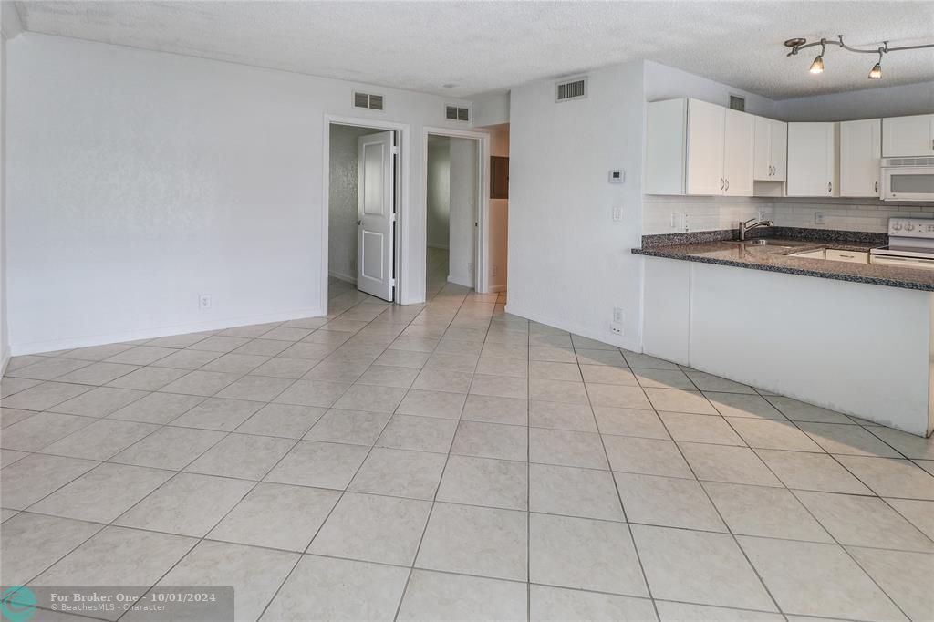 For Sale: $269,500 (2 beds, 1 baths, 614 Square Feet)