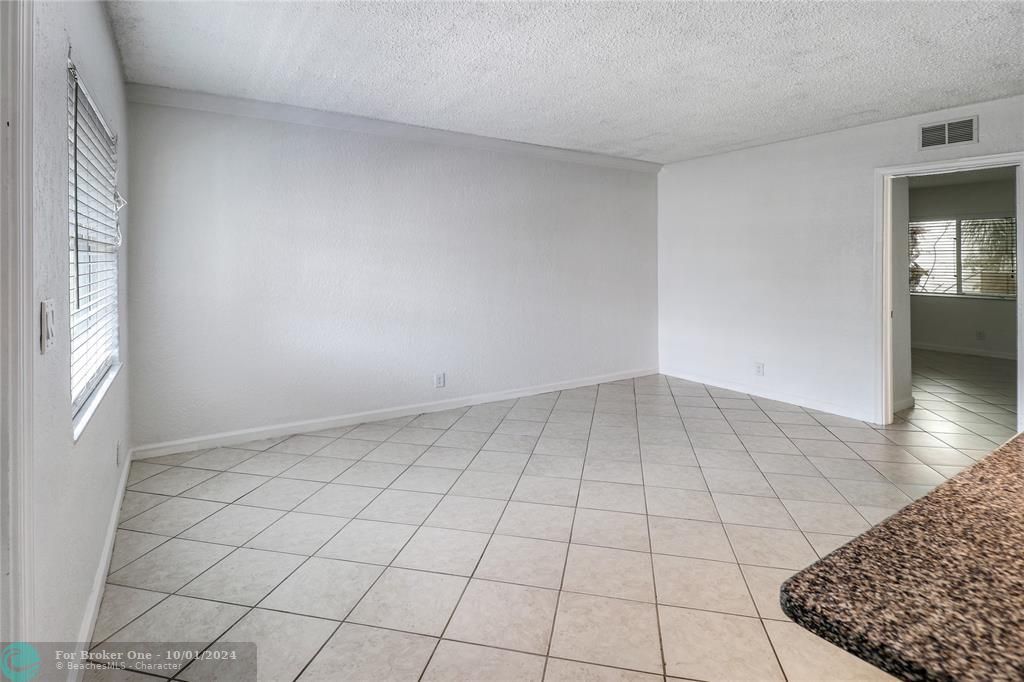 For Sale: $269,500 (2 beds, 1 baths, 614 Square Feet)