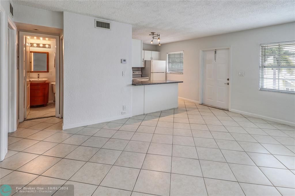 For Sale: $269,500 (2 beds, 1 baths, 614 Square Feet)