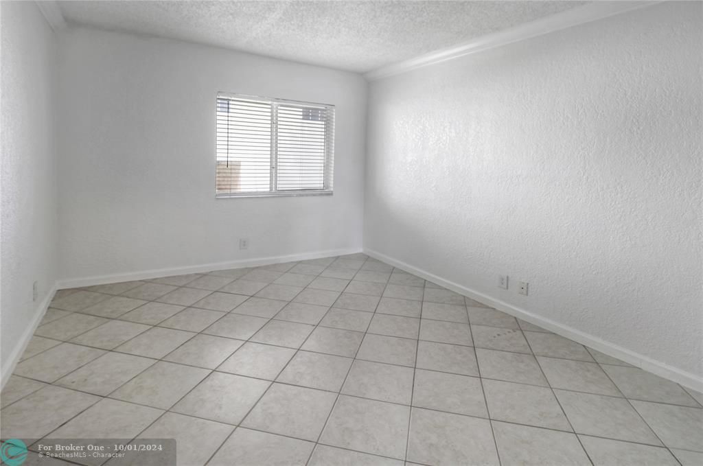 For Sale: $269,500 (2 beds, 1 baths, 614 Square Feet)