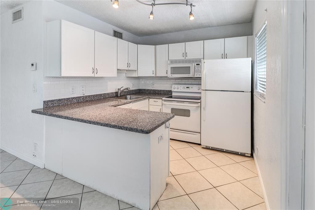 For Sale: $269,500 (2 beds, 1 baths, 614 Square Feet)