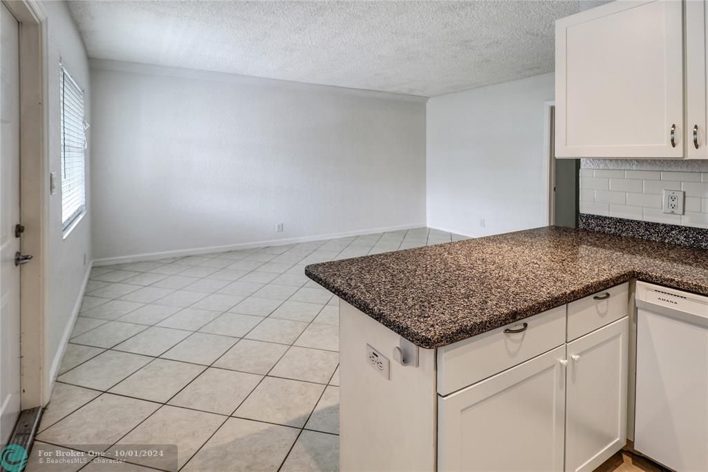 For Sale: $269,500 (2 beds, 1 baths, 614 Square Feet)