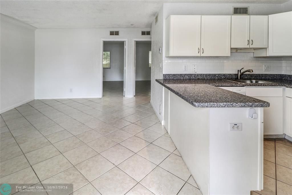 For Sale: $269,500 (2 beds, 1 baths, 614 Square Feet)