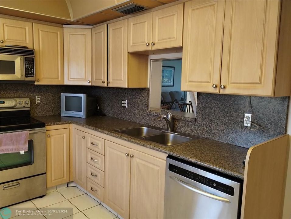 For Sale: $145,000 (2 beds, 2 baths, 1162 Square Feet)