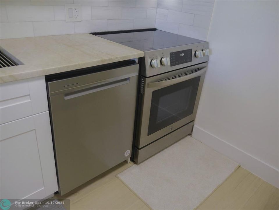 For Sale: $410,000 (1 beds, 2 baths, 840 Square Feet)