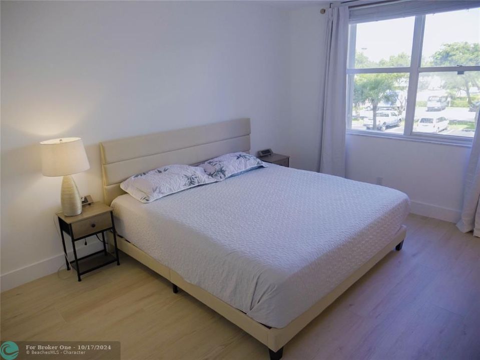 For Sale: $410,000 (1 beds, 2 baths, 840 Square Feet)