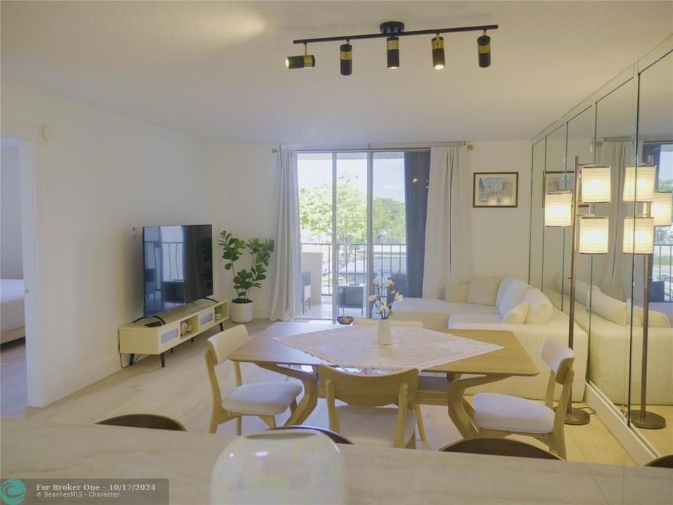 For Sale: $410,000 (1 beds, 2 baths, 840 Square Feet)