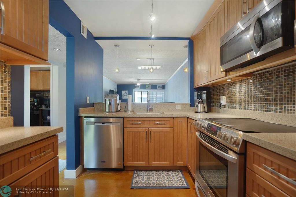 For Sale: $349,777 (2 beds, 2 baths, 950 Square Feet)