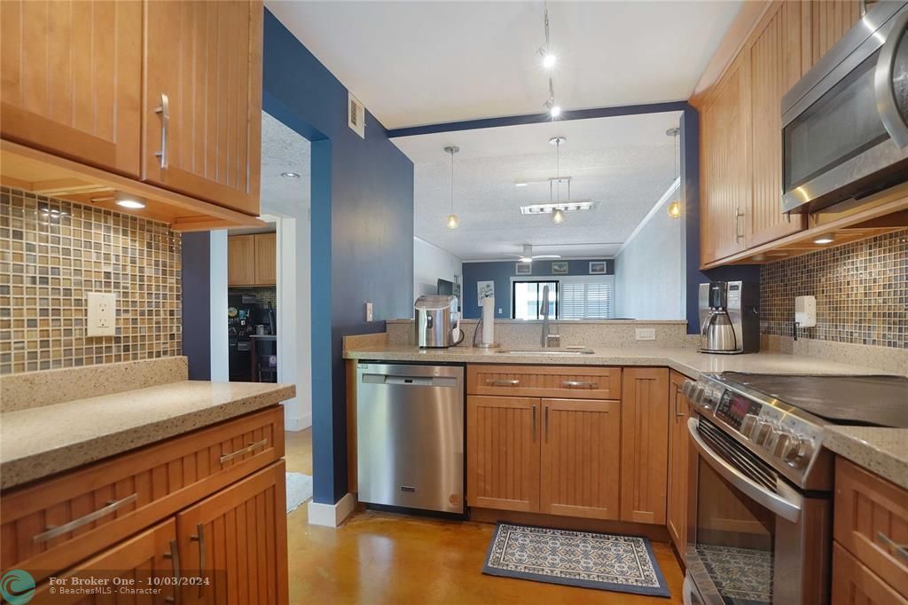 For Sale: $349,777 (2 beds, 2 baths, 950 Square Feet)