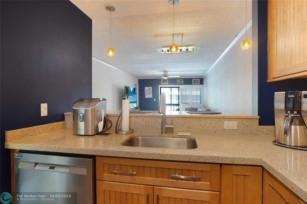 For Sale: $349,777 (2 beds, 2 baths, 950 Square Feet)