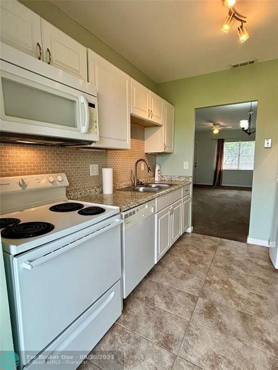 For Rent: $1,425 (1 beds, 1 baths, 670 Square Feet)