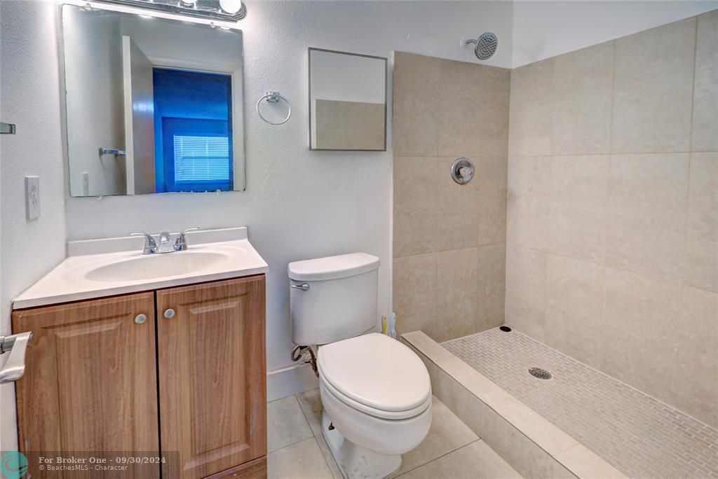 For Sale: $325,000 (2 beds, 2 baths, 987 Square Feet)