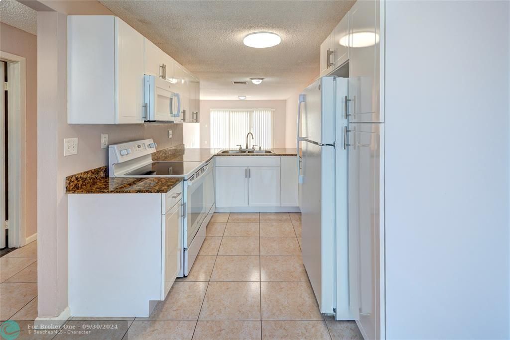 For Sale: $325,000 (2 beds, 2 baths, 987 Square Feet)