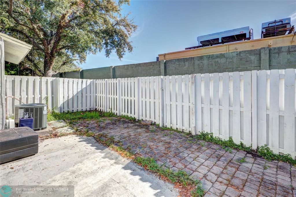 For Sale: $325,000 (2 beds, 2 baths, 987 Square Feet)