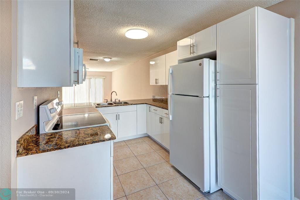 For Sale: $325,000 (2 beds, 2 baths, 987 Square Feet)