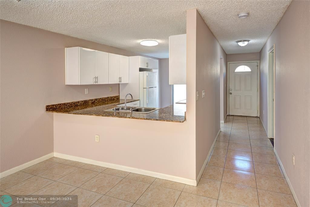 For Sale: $325,000 (2 beds, 2 baths, 987 Square Feet)