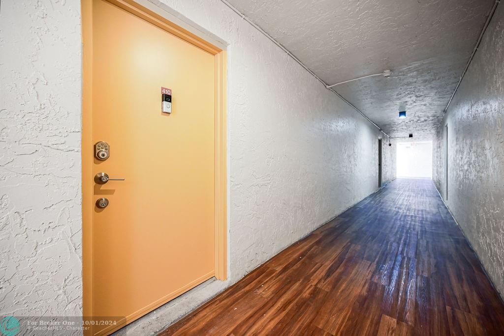 For Sale: $195,000 (1 beds, 1 baths, 808 Square Feet)