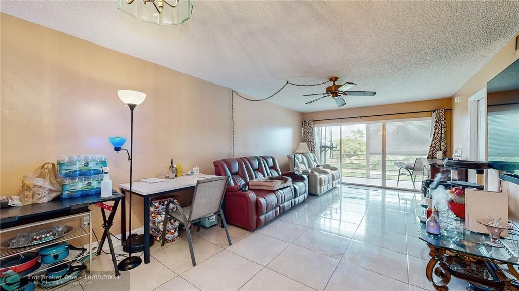 For Sale: $246,000 (2 beds, 2 baths, 1100 Square Feet)