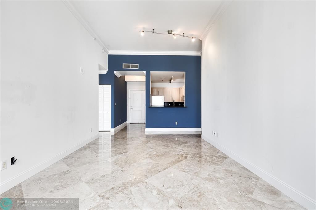 For Sale: $435,000 (1 beds, 1 baths, 803 Square Feet)