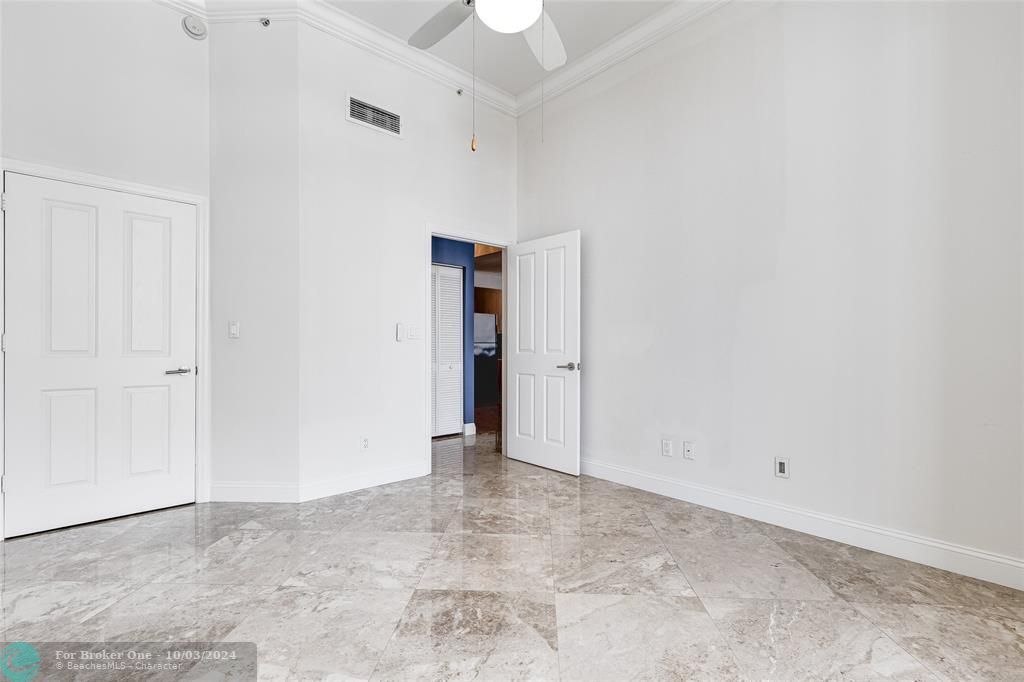 For Sale: $435,000 (1 beds, 1 baths, 803 Square Feet)