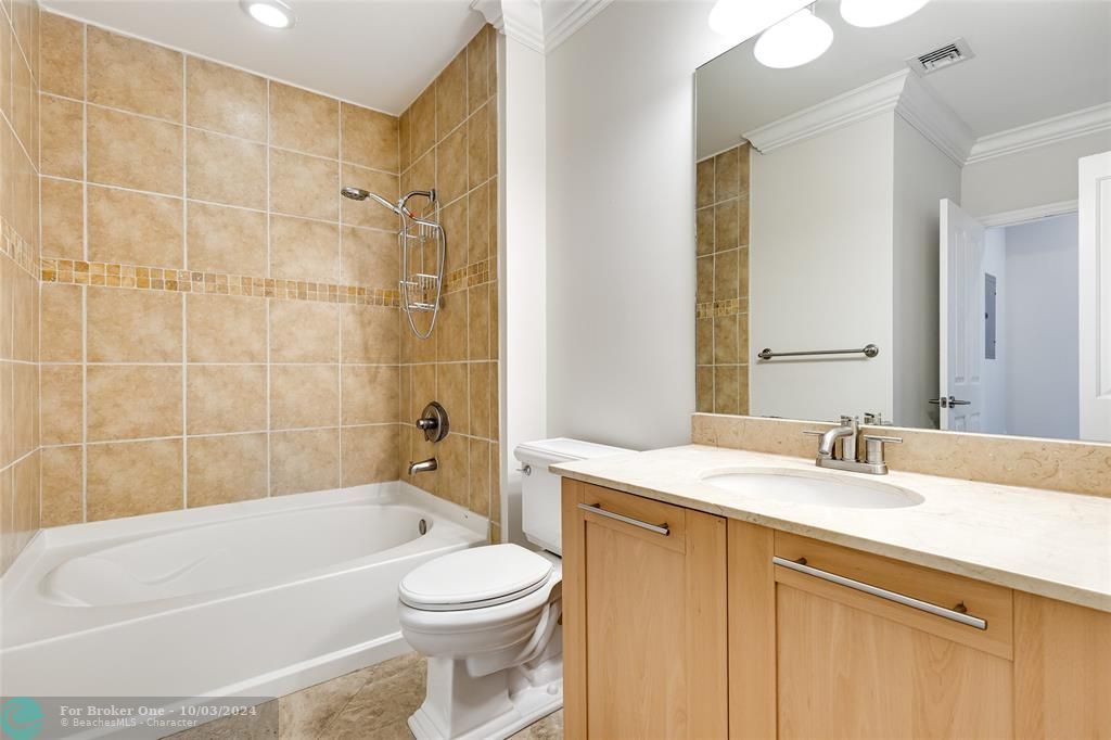 For Sale: $435,000 (1 beds, 1 baths, 803 Square Feet)