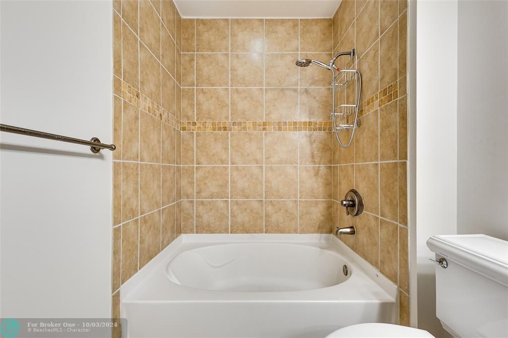 For Sale: $435,000 (1 beds, 1 baths, 803 Square Feet)