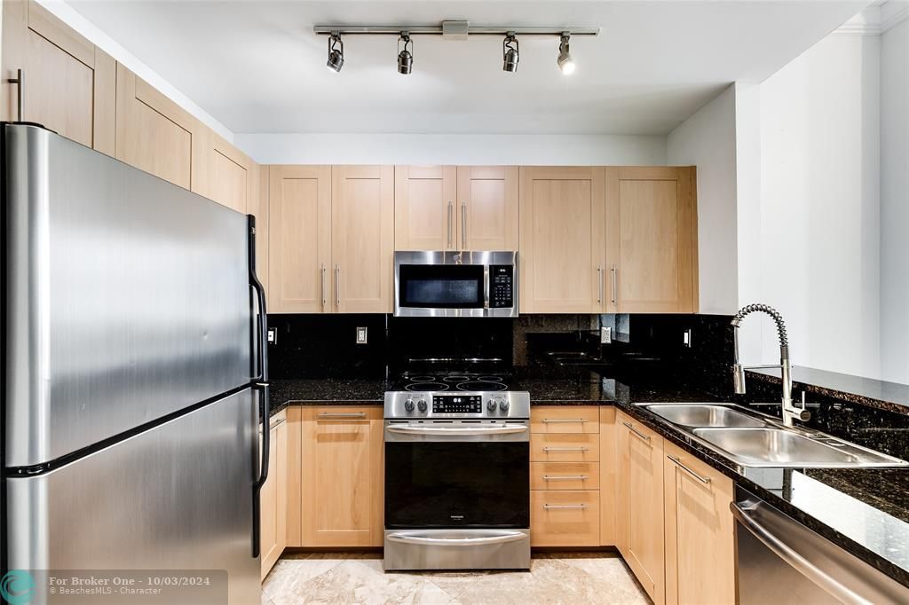 For Sale: $435,000 (1 beds, 1 baths, 803 Square Feet)