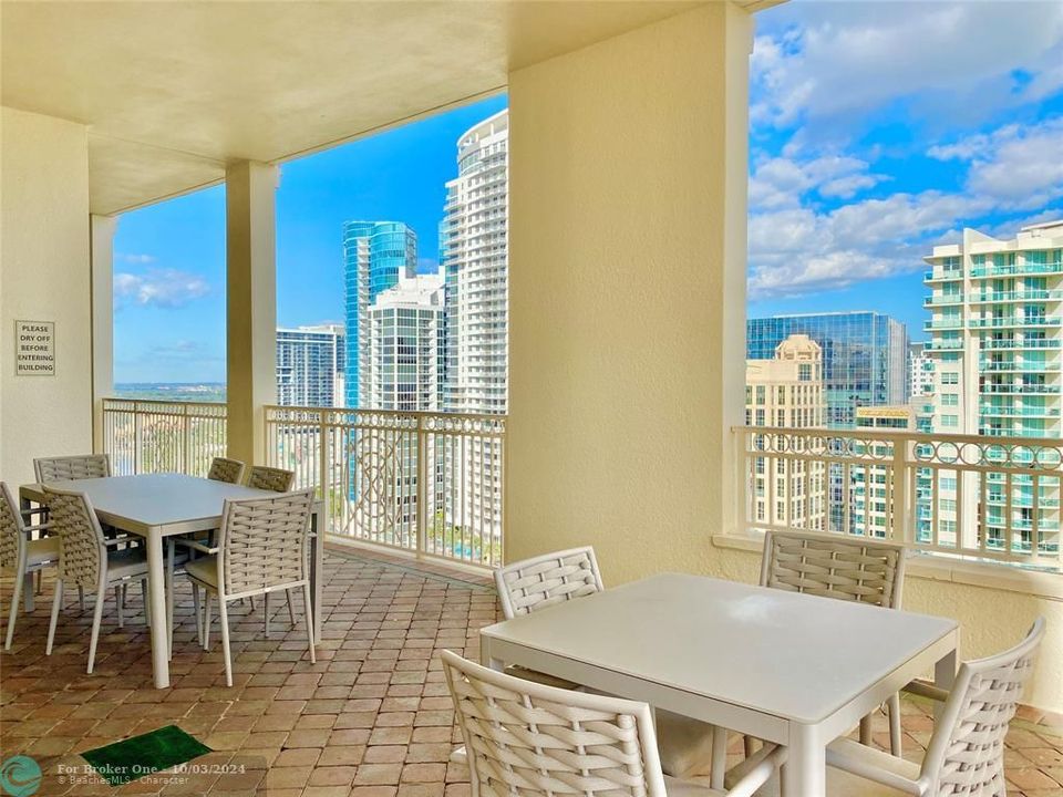 For Sale: $435,000 (1 beds, 1 baths, 803 Square Feet)