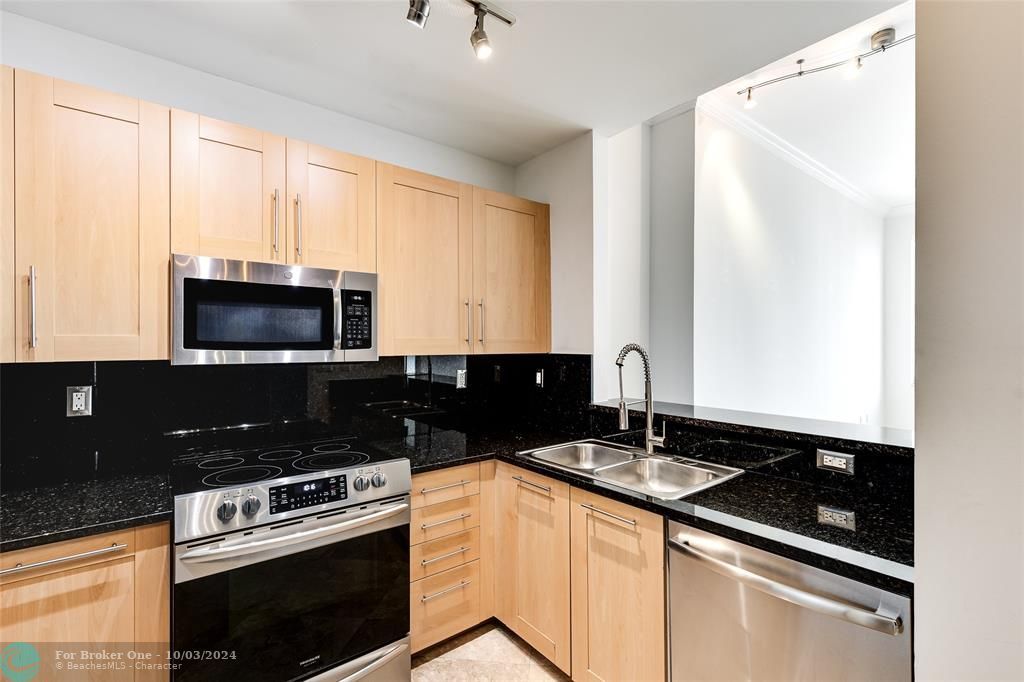 For Sale: $435,000 (1 beds, 1 baths, 803 Square Feet)