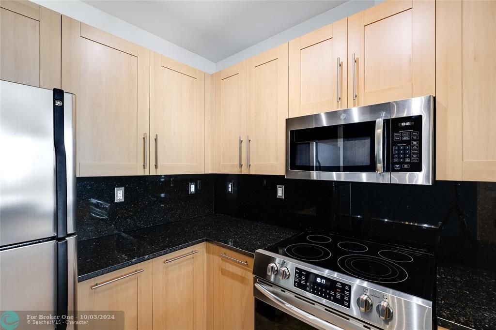 For Sale: $435,000 (1 beds, 1 baths, 803 Square Feet)