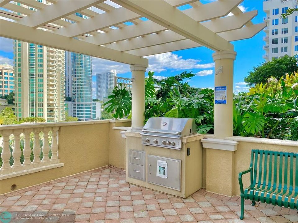 For Sale: $435,000 (1 beds, 1 baths, 803 Square Feet)