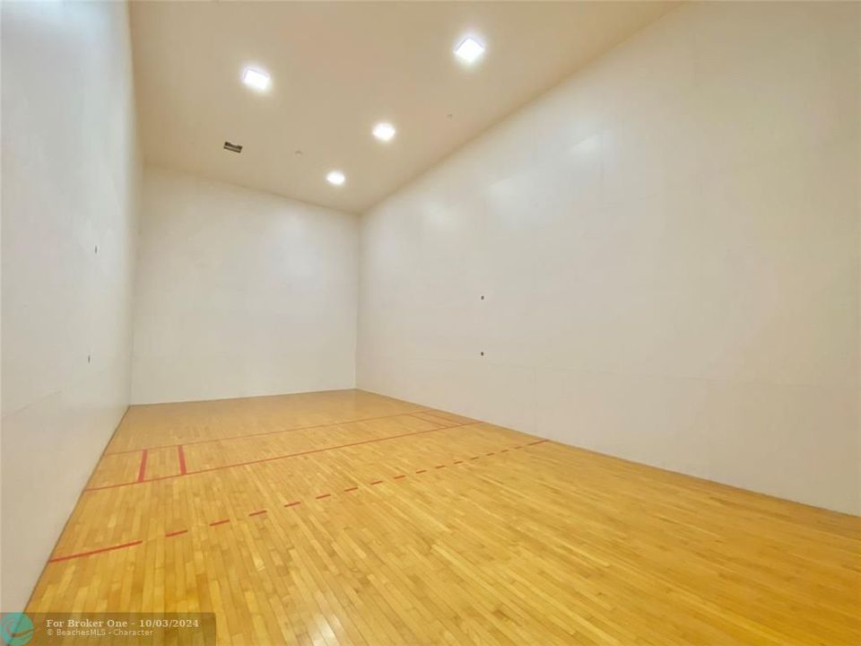 For Sale: $435,000 (1 beds, 1 baths, 803 Square Feet)