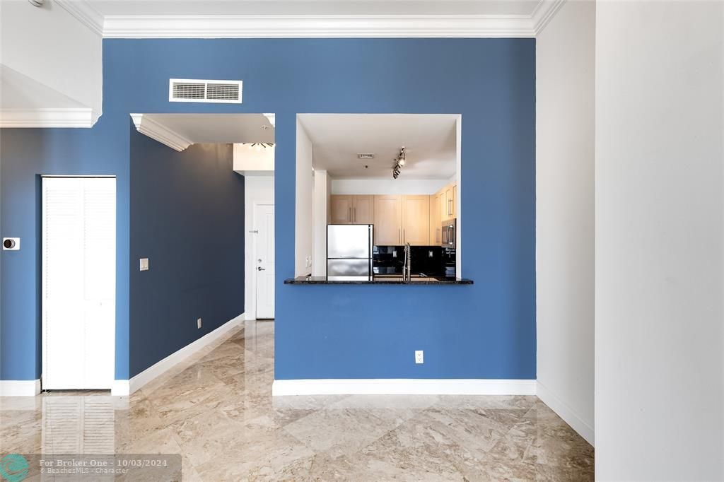 For Sale: $435,000 (1 beds, 1 baths, 803 Square Feet)