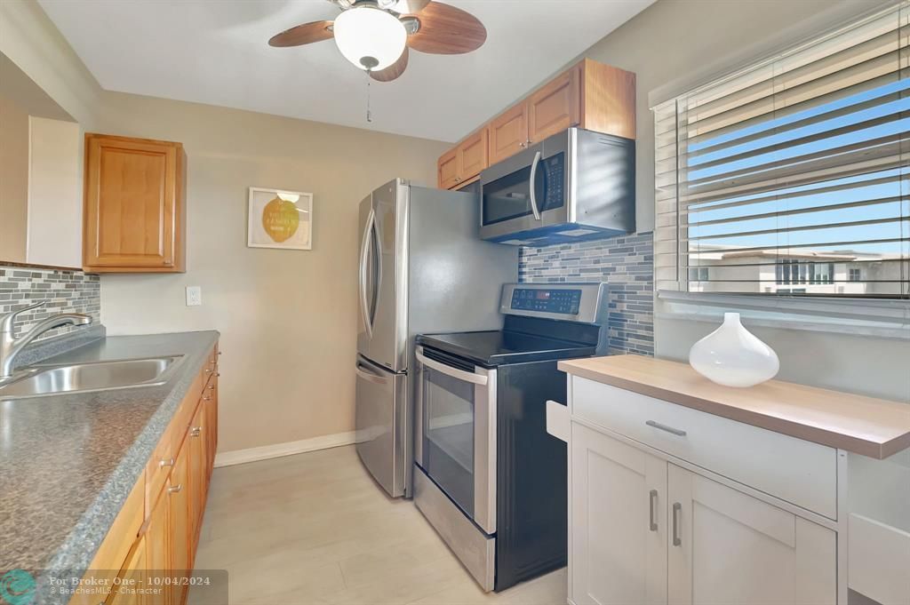 For Sale: $135,000 (1 beds, 1 baths, 758 Square Feet)