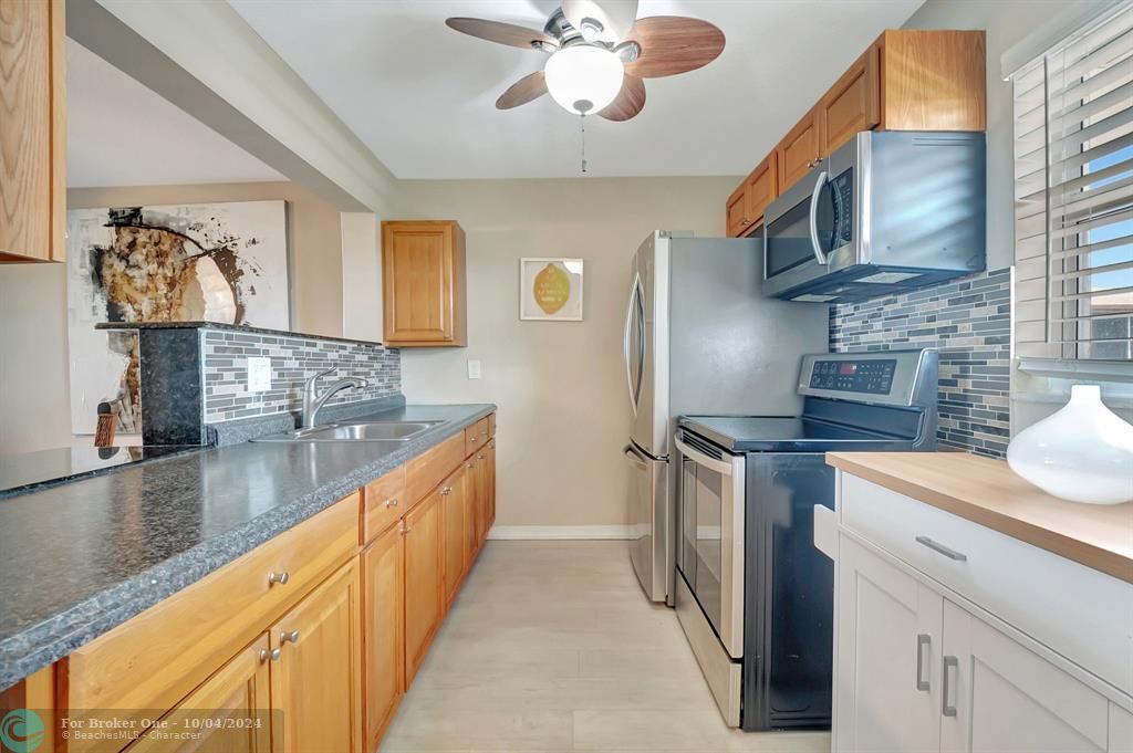 For Sale: $135,000 (1 beds, 1 baths, 758 Square Feet)