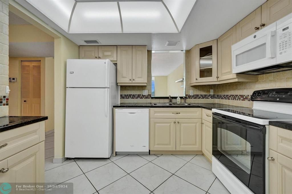 For Sale: $160,000 (2 beds, 2 baths, 1000 Square Feet)