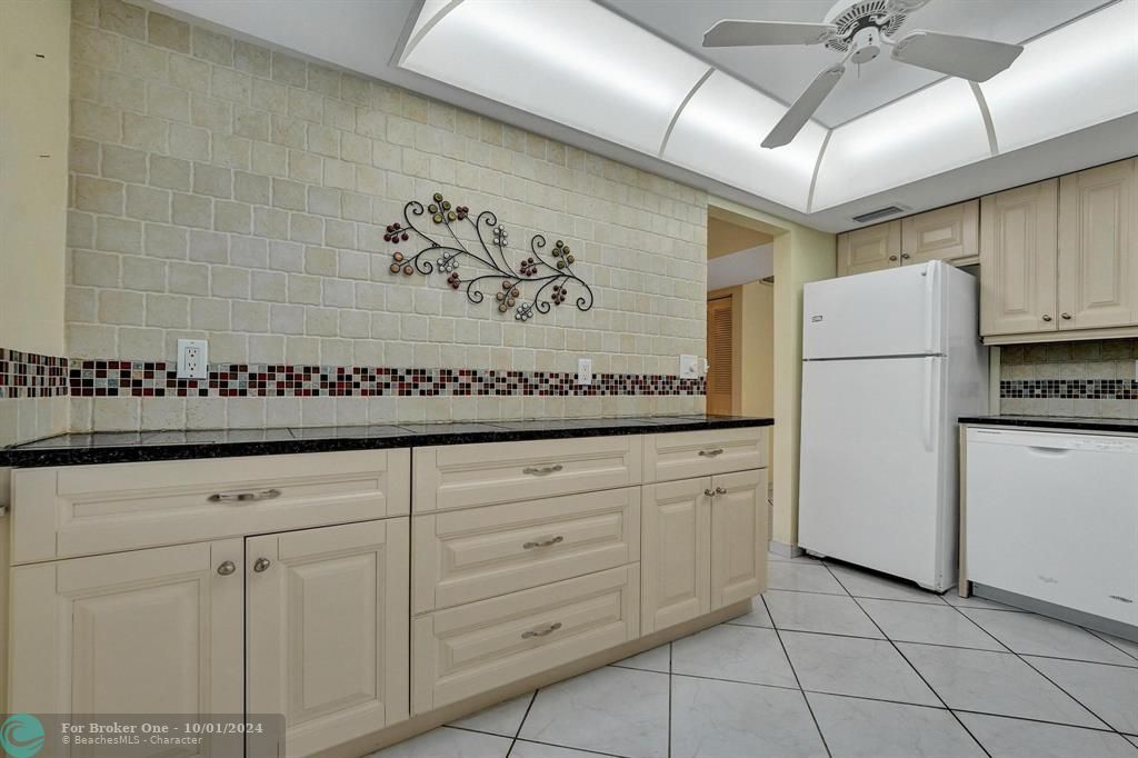 For Sale: $160,000 (2 beds, 2 baths, 1000 Square Feet)