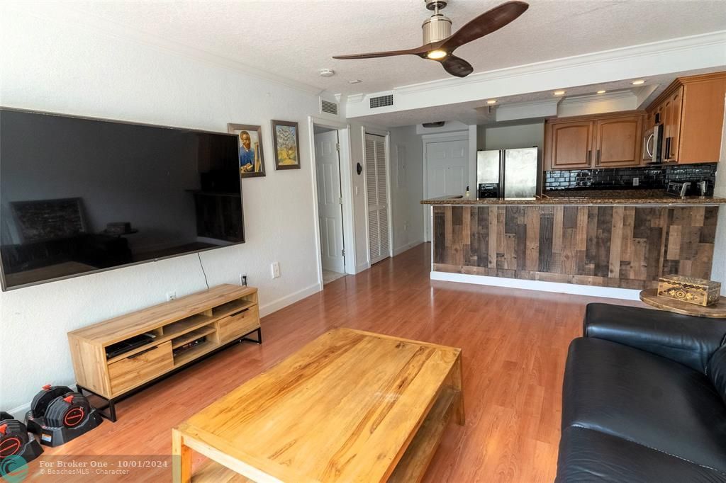 For Sale: $279,900 (1 beds, 1 baths, 625 Square Feet)