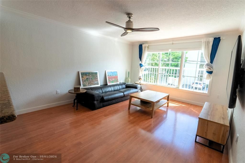 For Sale: $279,900 (1 beds, 1 baths, 625 Square Feet)