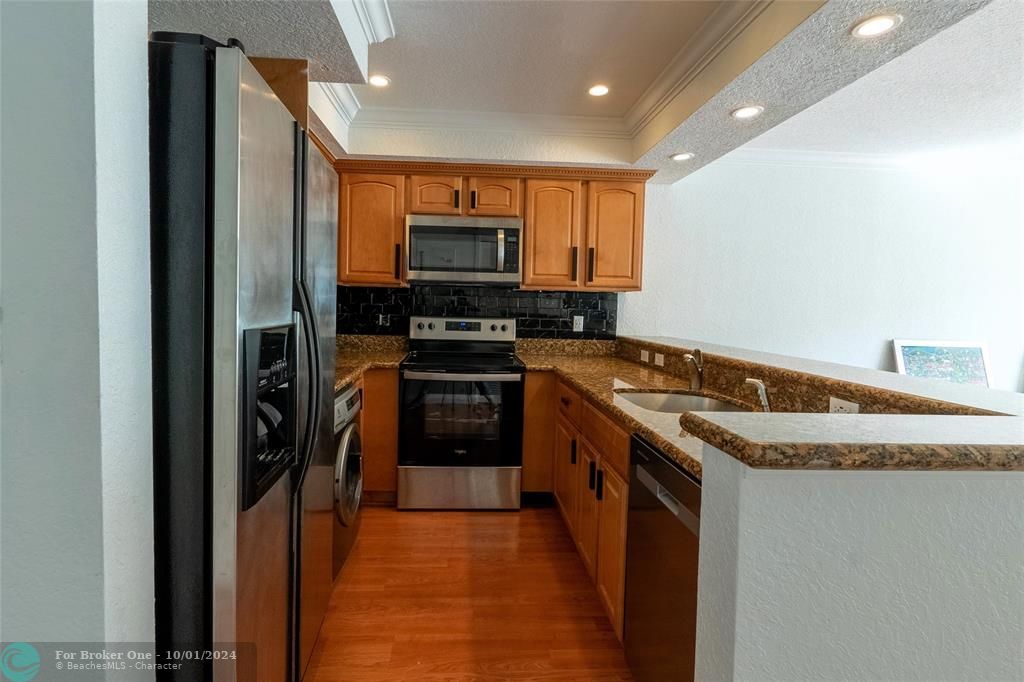 For Sale: $279,900 (1 beds, 1 baths, 625 Square Feet)